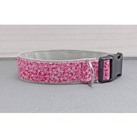 Hundehalsband Mit Blumen Ranken, Rosa Und Weiß, Geblümt, Kunstleder in Hellgrau, Blumen, Boho, Floral, Pink, Hund, Halsband von NoahMeetsScottiePets