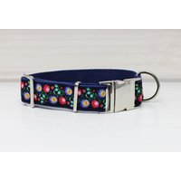 Hundehalsband Mit Bunten Blumen, Schwarz, Rot, Grün, Für Hunde, Traditionell, Halsband, Geblümt, Natur Hundezubehör, Welpe, Modern, Trendy von NoahMeetsScottiePets