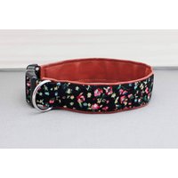 Hundehalsband Mit Kleinen Blümchen, Schwarz Und Rosa, Geblümt, Kunstleder in Braun, Shabby, Vintage, Floral, Hund, Halsband von NoahMeetsScottiePets