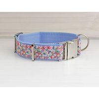 Hundehalsband Mit Kleinen Blumen, Blumenwiese, Romantisch, Gurtband in Hellblau, Halsband von NoahMeetsScottiePets