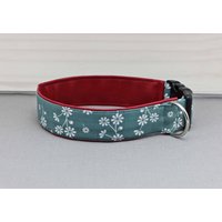 Hundehalsband Mit Kleinen Blumen, Dunkelgrün Und Weiß, Kunstleder in Dunkelrot, Geblümt, Boho, Verspielt, Hund, Halsband Hundehalsband Mit Kleinen Blumen, Dunkelgrün Und Weiß, Kunstleder in Dunkelrot, Geblümt, Boho, Verspielt, Hund, Halsband von NoahMeetsScottiePets