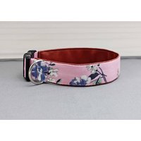 Hundehalsband Mit Kleinen Blumen, Rosa Und Blau, Pflanzen, Kunstleder in Braun, Geblümt, Floral, Vintage, Hund, Halsband von NoahMeetsScottiePets