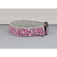 Hundehalsband Mit Kleinen Blumen, Rosa Und Weiß, Kunstleder in Hellgrau, Geblümt, Romantisch, Hund, Halsband von NoahMeetsScottiePets