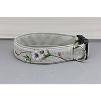 Hundehalsband Mit Pflanzen, Beige, Rosa Und Weiß, Geblümt, Kunstleder in Hellgrau, Floral, Natur, Hochzeit, Hund, Halsband von NoahMeetsScottiePets