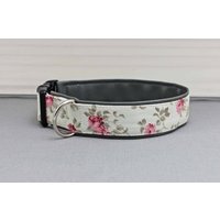 Hundehalsband Mit Rosen, Rosa Und Creme, Kunstleder in Dunkelgrau, Geblümt, Blumen, Romantisch, Hund, Halsband von NoahMeetsScottiePets