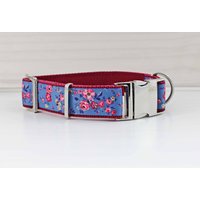 Hundehalsband Mit Rosen, Rot, Rauchblau, Blumen, Hund, Haustier, Welpe, Romantisch, Floral, Gurtband in Dunkelrot, Halsband, Hundeleine von NoahMeetsScottiePets