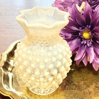 Vintage Fenton Weiß Opalescent Hobnail Rüschen Vase von NobleEstates