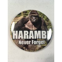 Harambe Never Forget Kühlschrankmagnet/Anstecker Flaschenöffner von Nobsbuttonsdotcom