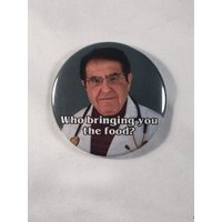 Meine 600 Kilo. Leben Dr. Nowzaradan Kühlschrankmagnet Diät-Hilfe - Wer Bringt Ihnen Das Essen? Meine 600 Kilo. Leben Dr. Nowzaradan Kühlschrankmagnet Diät-Hilfe - Wer Bringt Ihnen Das Essen? von Nobsbuttonsdotcom