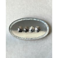 Vintage Perlmutt Ovale Servierplatte | Serviertablett Aus Metall in Silber Mid Century Modern Silberschmieden Seit 1690 Vintage Perlmutt Ovale Servierplatte | Serviertablett Aus Metall in Silber Mid Century Modern Silberschmieden Seit 1690 von Noirumm