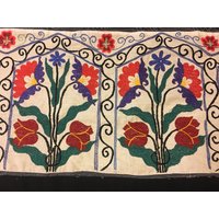 Vintage Tadschikistan Seide Embroideri Wandbehang in Gutem Zustand, 390 X 52 cm 153 20 Zoll Versandkostenfrei von NomadicTribalArt