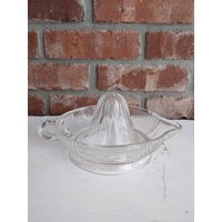 Vintage, Glas Zitrone Entsafter Mit Griff Und Spout Vintage, Glas Zitrone Entsafter Mit Griff Und Spout von NookandSak