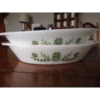 Vintage, Weiß Und Grün Geteilte Auflaufformen Mit Gänseblümchen-Blumenmuster Von Glasbake | 2Er-Set von NookandSak
