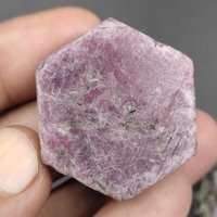 "Rekord-Wächter Rubin Roh Hexagon "Rekord-Wächter" Heilung Kristall Dreieck Formative 230.0 Karat 31x28x19 Mm Für Geschenk." von NoorGemCreations