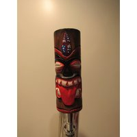 Tiki Bunt Mit Schielaugen Und Zunge, Die Aus Bierhahngriff Ragen Tiki Bunt Mit Schielaugen Und Zunge, Die Aus Bierhahngriff Ragen von NorCalSpeed707