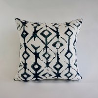 Deko Kissen Ikat Print Auf Mittelschwerer Baumwolle Set Von Zwei Unsichtbaren Reißverschluss -Messer Oder Paspelrand -16x16 Bis 20x20 Deko Kissen Ikat Print Auf Mittelschwerer Baumwolle Set Von Zwei Unsichtbaren Reißverschluss -Messer Oder Paspelrand -16x16 Bis 20x20 von NoraQHome