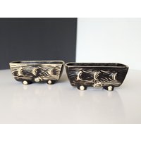 2 X Einzigartige Keramik Übertöpfe in Holzoptik. Set Von Töpfen, Die Wie Rohlinge Aussehen. Schwarz/Weiße Matte Glasur. Einzigartiges Altes Design von NordicAndNice