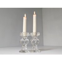 Pukeberg 2-Armiger Herz Glas Kerzenhalter Entworfen Von Staffan Gellerstedt. Vintage Mid Century Modern. Skandinavisch/Schweden Retro von NordicAndNice