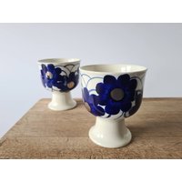 Selten Arabia Atelje Ösen - 2Er Set. Handbemalte Plättchen Mit Blauen Blumen & Goldmitte, Finnland. Entworfen Von Gunvor Olin-Grönqvist von NordicAndNice
