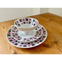 Vintage Blumen Trio. 70Er Jahre Design Aus Deutschland. Tasse, Untertasse, Teller Mit Blumendekor. Von "Fine China, Lichte, Gdr, Riga". Retro von NordicAndNice