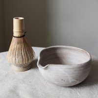 Made To Order 1 Tasse Handgemachte Keramik Matcha Schüssel/2 Tassen Rührschüssel Set Beige Chawan Mit Schneebesenhalter Made To Order 1 Tasse Handgemachte Keramik Matcha Schüssel/2 Tassen Rührschüssel Set Beige Chawan Mit Schneebesenhalter von NordicPottery