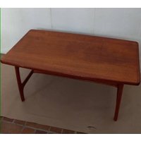 Mid-Century Couchtisch, Teak Massiv Mid-Century Couchtisch, Teak Massiv von NordiskaRetro