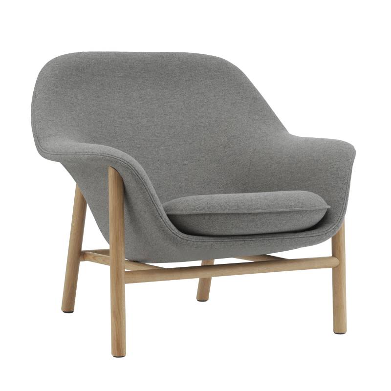 Normann Copenhagen - Drape Lounge Chair niedrig Gestell Eiche - grau/ Main Line Flex 26 (75% Schurwolle, 25% Flachs)/Gestell Eiche/BxHxT 93x85x82cm von Normann Copenhagen