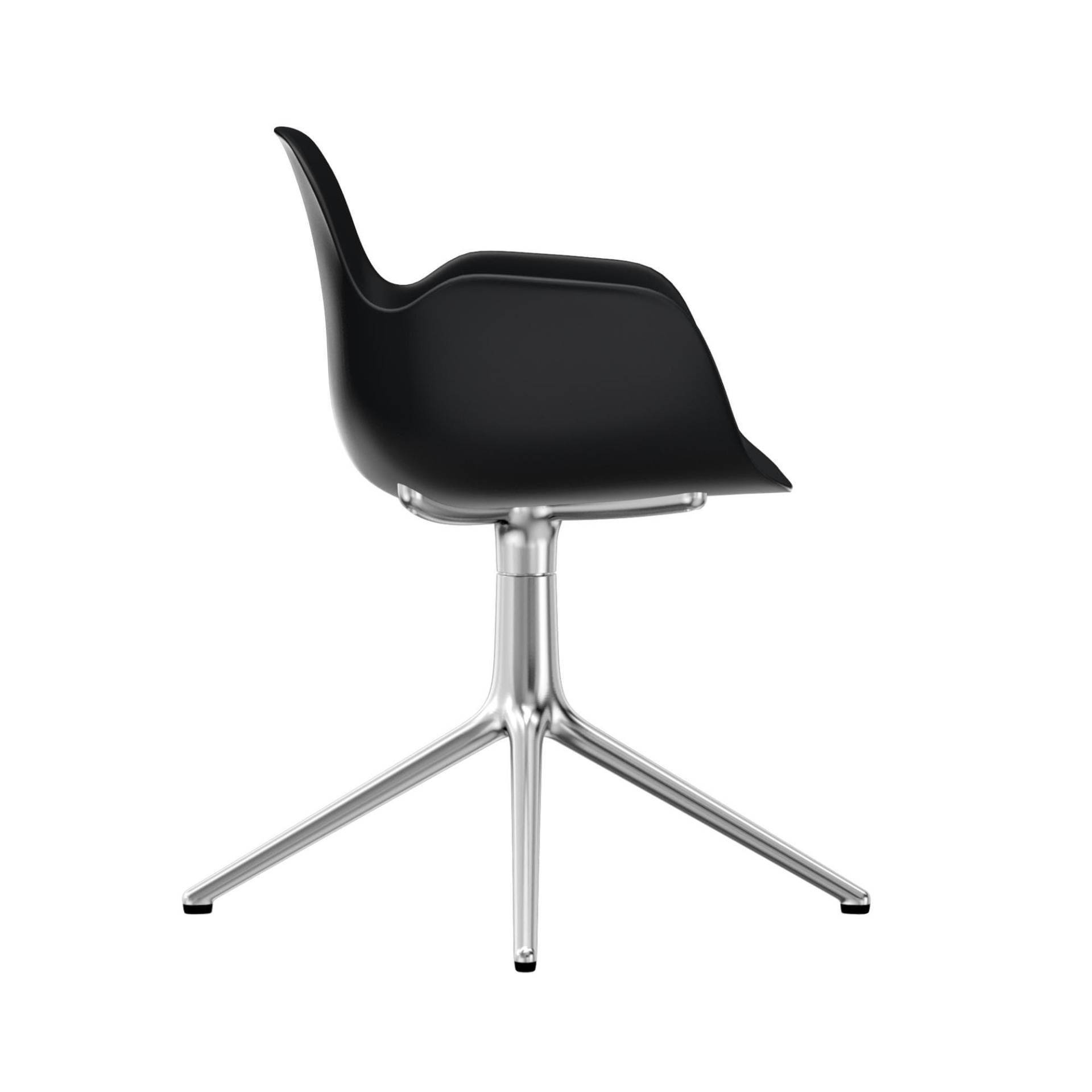 Normann Copenhagen - Form Drehstuhl mit Armlehnen 4L Alu - schwarz/Gestell aluminium /H x B x T: 80 x 70,5 x 70,5cm von Normann Copenhagen