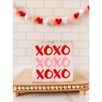 Handgemachtes Xoxo Holzschild Valentinstag Tiered Tablett Dekor von NorthWoodsWicksCo