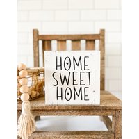 Home Sweet Schild, Mini Holzschild, Bauernhaus Dekor, Tiered Tablett Schild von NorthWoodsWicksCo