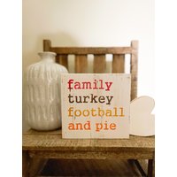 Thanksgiving Dekor, Familie Truthahn Fußball Und Kuchen, Herbst Holzschild, Abgestufte Tablett Dekor von NorthWoodsWicksCo