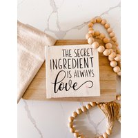 The Secret Ingredient Is Immer Liebe Zeichen, Küchen Dekor, Einweihungsgeschenke, Tiered Tablett Zeichen von NorthWoodsWicksCo