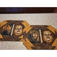 Set Von 2 Gesteppten Platzsets Mit Wolf, Bär, & Hirsch Print von NorthernOutpostGoods