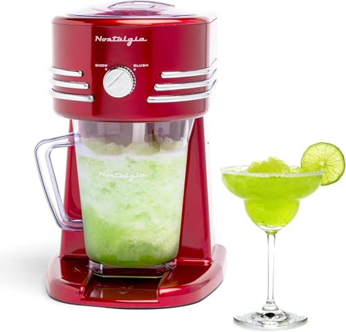 Nostalgia 1,2-Liter Gefrorene Getränkestation – Perfekt für Slush-Drinks, Schneekegel, Margaritas, Daiquiris, Edelstahlklingen, Kabelaufbewahrung, Retro Rot von Nostalgia