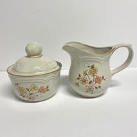 Vintage Cordella Burnet Milchkännchen Keramik Geschirr Steinzeug Fette Kleine Blumen Braun Und Beige von Nostalgicpossessions