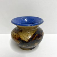 Vintage Kleine Vase Kobaltblau, Beige Und Brauntöne Erdtöne Rustikaler Topf Boho Chic Dekor Stil Keramik von Nostalgicpossessions