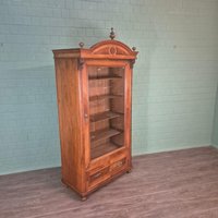 27252 Vitrine Geschirrschrank Jugendstil 1900 Nussbaum Furniert Antik 27252 Vitrine Geschirrschrank Jugendstil 1900 Nussbaum Furniert Antik von Nostalgiepalast