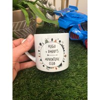 Vatertagstassen-Set Personalisiert Familie Outdoor Adventure Club Geschenk | Von Sohn Tochter Opa Onkel Lager Reise Heiße Schokolade von NotJustAPrintGifts