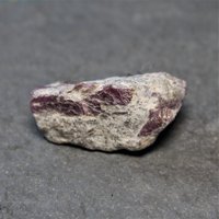 Natürlicher Roher Rubin in Matrix Uv Fluoreszierende 15.11G Mineral Probe Aus Madagaskar Sammler Geschenk von NotJustFossils