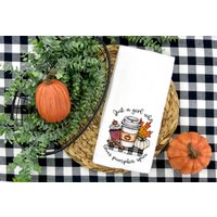 Just A Girl Who Love Kürbis Gewürzt, Herbst Deko Geschenk Küche Tee/Handtücher von NotSoCountryCrafts