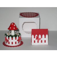 Roter Polka Dot Pilz Im Blumengarten Mit Schmetterlingen Led Teelicht Kuchenkerze Passender Box, Doily, Blanko Karte. Geschenk/Karte in 1 von NotYourTypicalGift