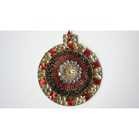 Rot Gold Folk Weihnachtsbaum Runder Deko. Flacher Christbaumschmuck, Spielzeug. Handgefertigte Weihnachtsdekoration Aus Perlen. Weihnachtskugel Für Rot Gold Folk Weihnachtsbaum Runder Deko. Flacher Christbaumschmuck, Spielzeug. Handgefertigte Weihnachtsdekoration Aus Perlen. Weihnachtskugel Für von NotaBeneMosaic