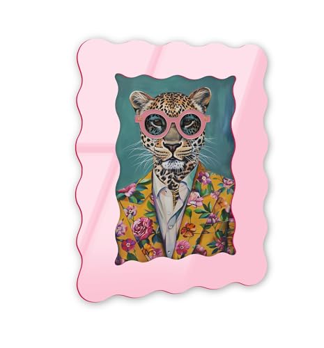 Chic Cheetah Maximalist Wall Art – Rosa gewellter Acryl-Wandrahmen, 25,4 x 38,1 cm – skulpturelle dimensionale Wandkunst – moderne Dekoration von NOTORIART von NotoriArt