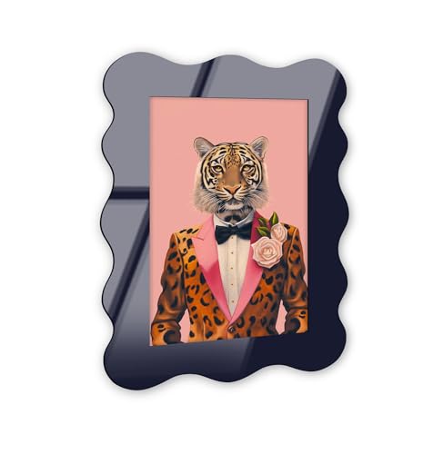 Fancy Tiger Suit Maximalist Wall Art – marineblauer gewellter Acryl-Wandrahmen, 25,4 x 38,1 cm – skulpturelle dimensionale Wandkunst – moderne Dekoration von NOTORIART von NotoriArt