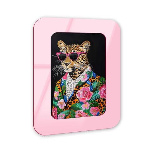 Gala Cheetah Maximalist Wall Art – Rosa gewellter Acryl-Wandrahmen, 40,6 x 61 cm – skulpturelle dimensionale Wandkunst – moderne Dekoration von NOTORIART von NotoriArt