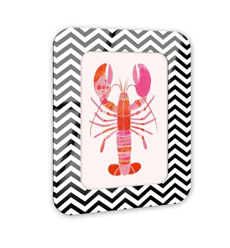 Grand Lobster's Tale II Retro Coastal Decor Art – Schwarz & Weiß gewellter Acryl-Wandrahmen, 25,4 x 38,1 cm – skulpturelle dimensionale Wandkunst – moderne Dekoration NOTORIART Grand Lobster's Tale II Retro Coastal Decor Art – Schwarz & Weiß gewellter Acryl-Wandrahmen, 25,4 x 38,1 cm – skulpturelle dimensionale Wandkunst – moderne Dekoration NOTORIART von NotoriArt
