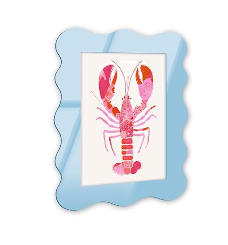 Grand Lobster's Tale III Retro Coastal Decor Art – Hellblauer kurviger Acryl-Wandrahmen, 40,6 x 61 cm – skulpturelle dimensionale Wandkunst – moderne Dekoration NOTORIART von NotoriArt