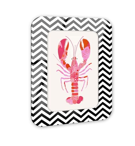 Grand Lobster's Tale III Retro Coastal Decor Art – Schwarz & Weiß abgerundeter Acryl-Wandrahmen, 40,6 x 61 cm – skulpturelle dimensionale Wandkunst – moderne Dekoration NOTORIART von NotoriArt