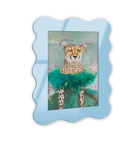 High Fashion Cheetah Maximalist Wall Art – Hellblau gewellter Acryl-Wandrahmen, 40,6 x 61 cm – skulpturelle dimensionale Wandkunst – moderne Dekoration von NOTORIART von NotoriArt