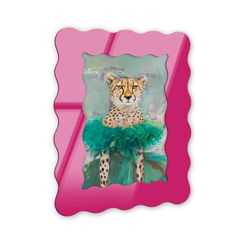 High Fashion Cheetah Maximalist Wall Art – magentafarbener abgerundeter Acryl-Wandrahmen, 25,4 x 38,1 cm – skulpturelle dimensionale Wandkunst – moderne Dekoration von NOTORIART von NotoriArt